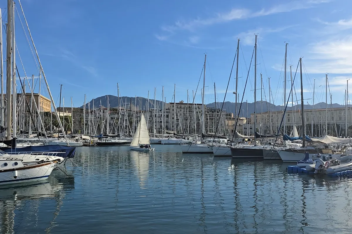 La Cala di Palermo, il porticciolo storico con le barche ormeggiate