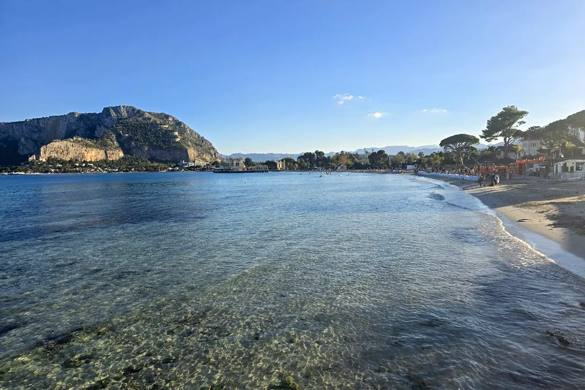 La spiaggia di Mondello, vicino a Palermo, con sabbia chiara e mare trasparente