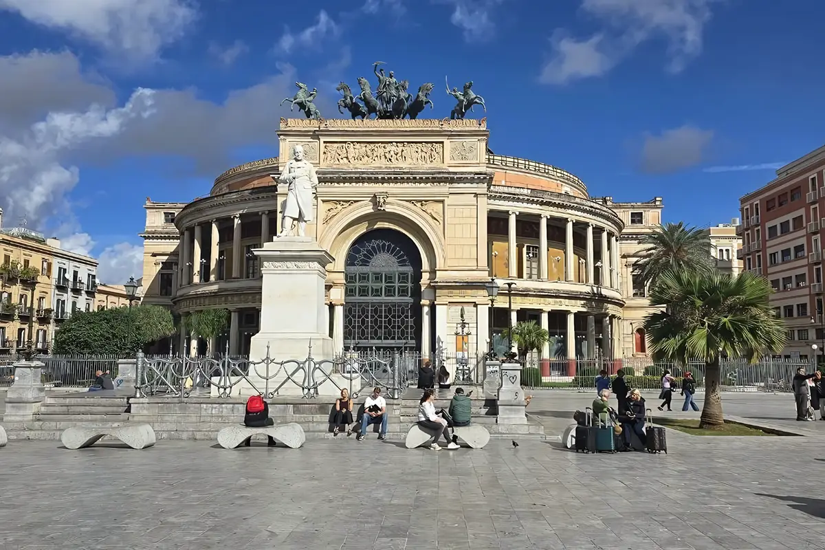 Il Teatro Politeama di Palermo con l’arco di trionfo e la quadriga in bronzo